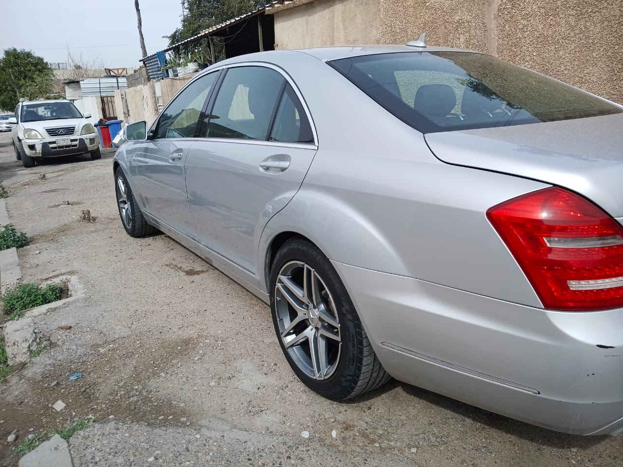 السلام عليكم. مارسدس اس ٣٥٠ موديل٢٠٠٩ بدون صبغ فقط دعاميات فول الفول وارد الماني السعر٢٠٠٠٠$ للاستفسار ***********
