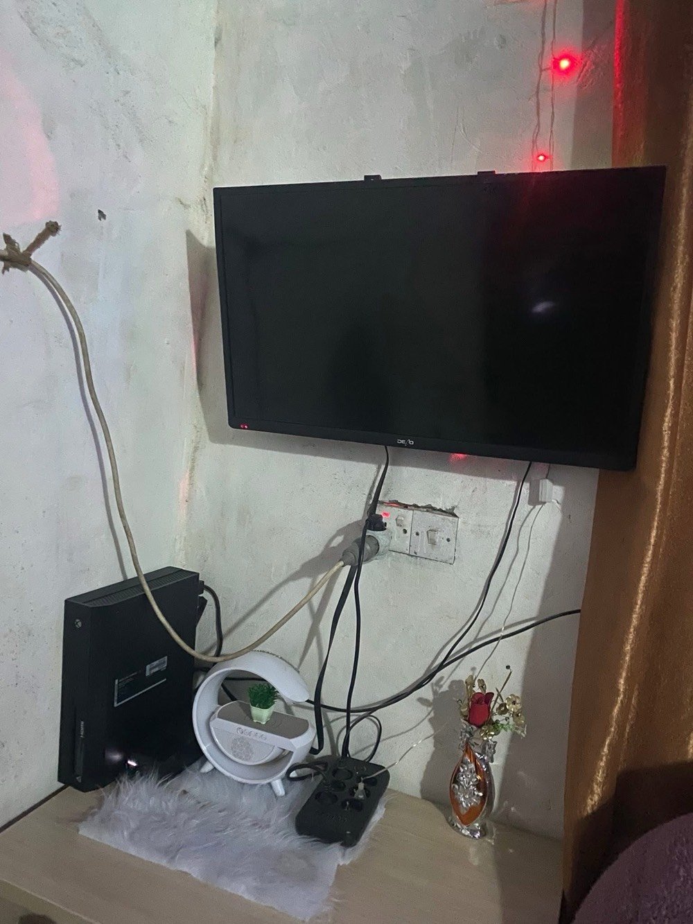 السلام عليكم 
اكسبوكس اون للبيع 
وياه شاشه بلازما 2k ووياه يدات ثنين الاصليات ووصله HDM كامله غراضه بس نصب والعب 