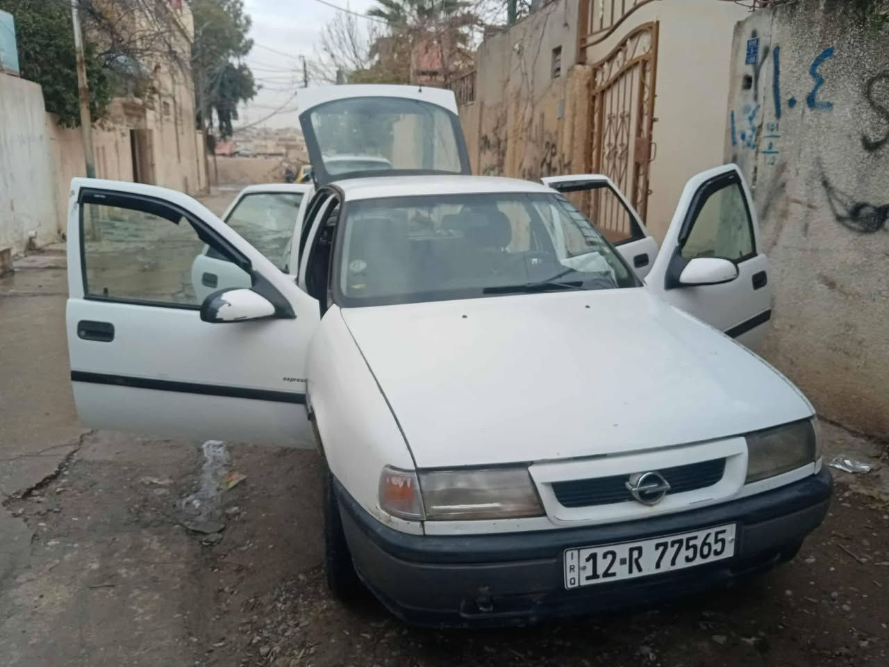 السلام عليكم اوبل موديل 94مكينه وكير شرط طخم نضيف صبغ احزام توير جدد وايرمنيه كلها شغاله سيارة جاهزه السعر 42رقم الهاتف *********** آسيا ***********
