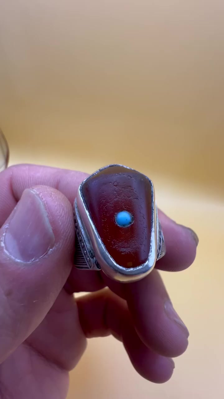 دلوه من العقيق اليمانيّ القديم الطول ٣سم وبصياغه تحفه العنوان الكوت للاستفسار الاتصال على ***********
