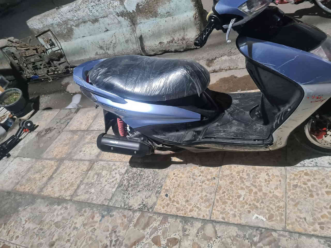 السلام عليكم سكنس نثية صارلها شهرين نازلة من الحاوية نضافة 100/100 لوك الدراجة نوزل كفرات شخط مابيها مكينه برغي ما مفتوح دراجة تايرات جديدة دراجة كاملة كل نقص مابيها متوكفك ب ٦٠٠ و بيها مجال مكاني كاظمية هذا الرقم *********** ممتواجد عالفيس
