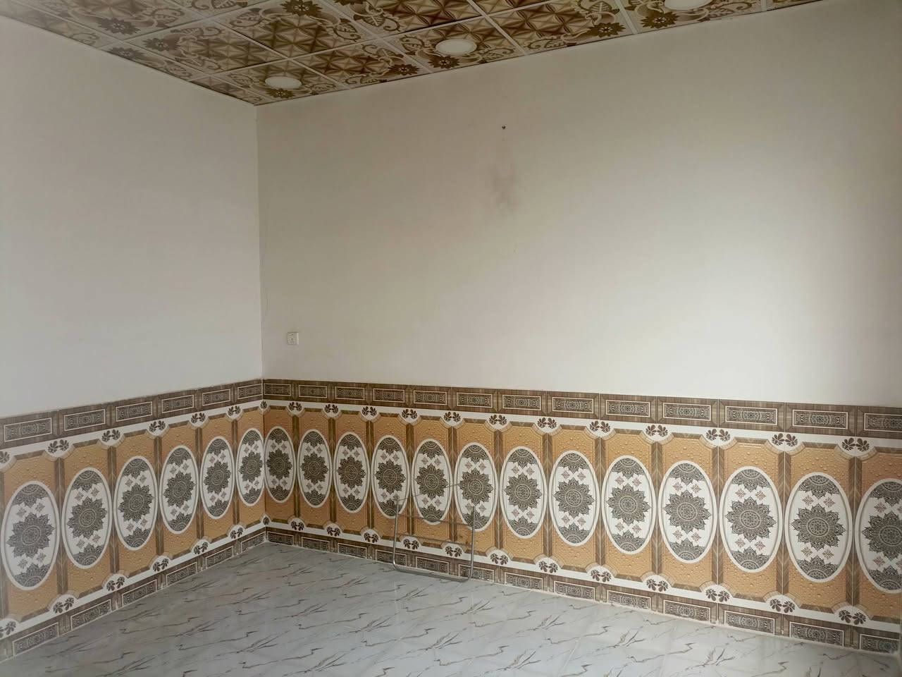 يالله دار  البيع المساحه 72متر
طابوزراعي سند 25قرار محكمه. سعر مناسب 

اساس صب سقف عكاده درجه وله البناء

العنوان كوفه علوت الفحل شارع ريسي 

يحتوي ع غرفه و ستقبال . ومطبخ وصاله  وتخاريج 

الستفسار تصل ع رقم ***********وتساب. يوجد كافت

 المساحت الزرعيه
