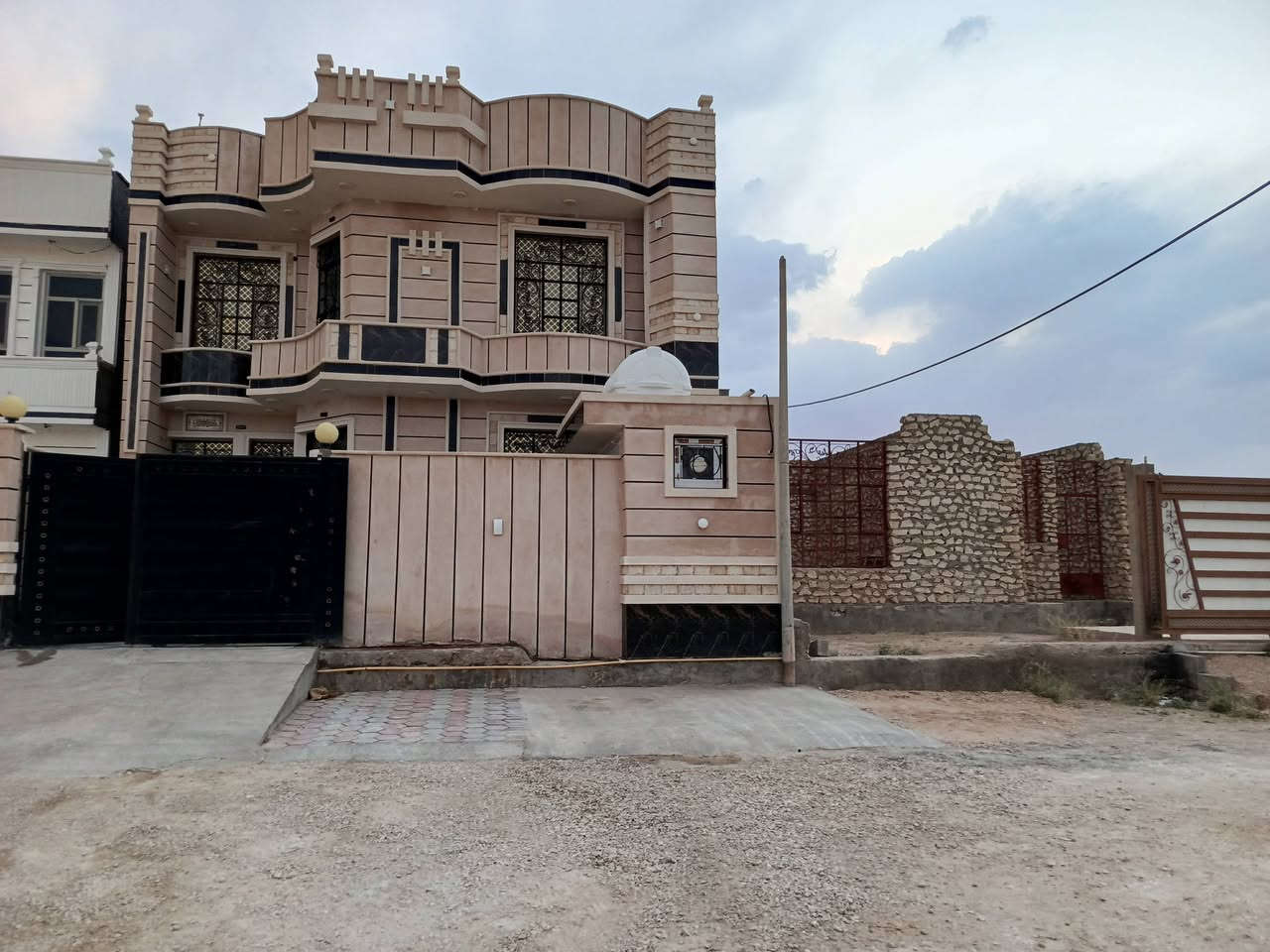 سلام عليكم ورحمة الله وبركاته 
هيكل في منطقة الشيخ حديد 
المساحة الكلية: 205
يحتوي على 
غرفتين نوم 5.4 و 4.5/4
مطبخ 4.5/4 + استقبال 6.4
صاله ضيوف 8.5
منورين خارجية
حمامات 
ومجمع غرف
 قريب على مقبرة الشيخ حديد 
للتواصل للسعر مع هذا الرقم
***********

