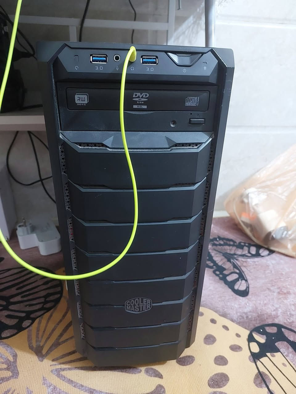 مكاني كربلاء سعر 280 وبيه مجال *********** انتصال او واساب 
........................................................................................................................
مواصفات الكيس:
المعالج: Intel Core i3-7100 (الجيل السابع)
كرت الشاشة: GTX 1050 Ti 4GB
الرام: 12GB DDR4
التخزين:
SSD 256GB
HDD WD Blue 1TB
HDD WD Green 500GB
هارد 500GB قديم لخزن الوسائط فقط
باور سبلاي : 500 w
.....
ملاحظه/ مفتوح مره وحده لغرض التنظيف من الغبار ينظف كل سنه ونص
.......................................................................................................................
الشاشة:
LG19 إنش
الدقة: 1440×900p
التردد: 75Hz
قديمة لكن شغالة تمام
....................................................................................................................
جهاز يشغل ألعاب ثقيلة بدون مشاكل
مثل: Call of Duty: Warzone – Dead Island 2 – GTA V – Resident Evil 8 – Red Dead Redemption 2 – Far Cry 6 – God of War – وغيرها
الحرارة لا تتعدى 70 درجة حتى بالصيف تنظيف كل أسبوعين ببلور وفرجة دقيقة القطع نظيفة، مو مضروبة، وما مفتوحة نهائيًا خصوصا كرت الشاشه .............................................................................................................
