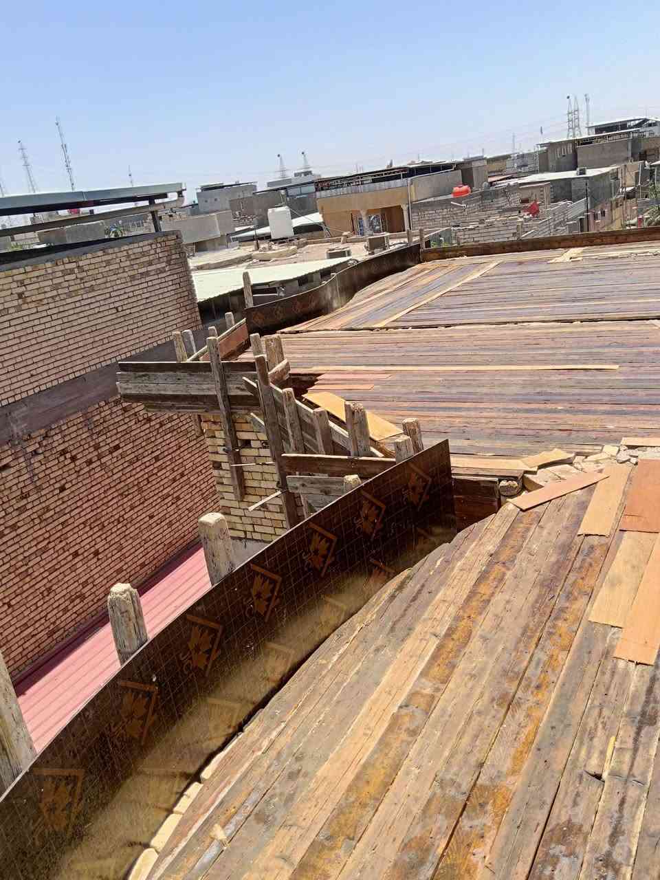 تم بفضل الله تعالى وبركاته صب سطح مساحته 200 متر في كرمت علي بالعلي والتوفيق للجميع ان شاء الله اخوكم احمد النجار لجميع اعمال النجاره والتسليح والصب ***********
