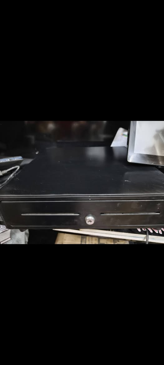 السلام عليكم عندي غراض مطعم للبيع
جهاز كاشير لمس اخو الجديد مع طابعات عدد 2 مع جرار نقود
براد ايكور تركي
ميز سل ستيل مال طحين كنتاكي
بوجة دكت كبيرة 
حوض قناني هيتر 
حافضات صمون 
عنواني الحرية رقمي *********** واتساب
