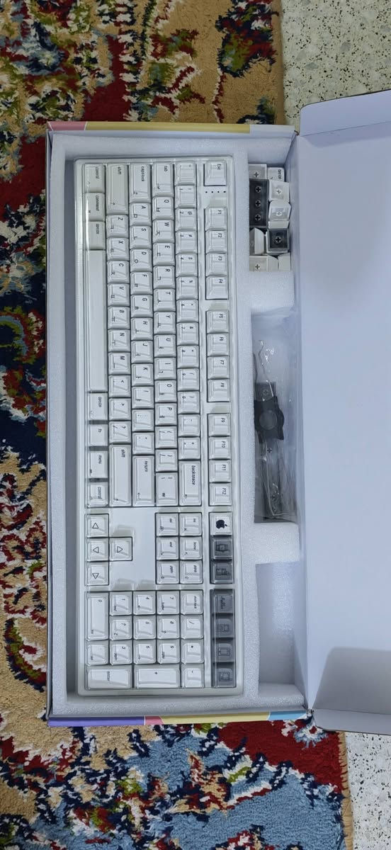سلام عليكم
متوفر كيبورد 
Hello Ganss HS108T

مواصفات الكيبورد

حجم الكيبورد full size 108

اتصال ثلاثي triple mode 
بلوتوث سلكي USB C دنكل 2.4g

يدعم hot swappable 
3 ل 5 بن

اضائة RGP قابلة للتخصيص 

ملاحظة الكيبورد ما بي بطارية 
وانما يستخدم باتريات عدد 4 AAA

سعر الكيبورد شامل التوصيل 55 الف مع كي كابس هدية


**إذا كنت صاحب هذا الإعلان وتريد حذفه لأي سبب، رجاءا أرسل رسالة إلى الدعم الفني**