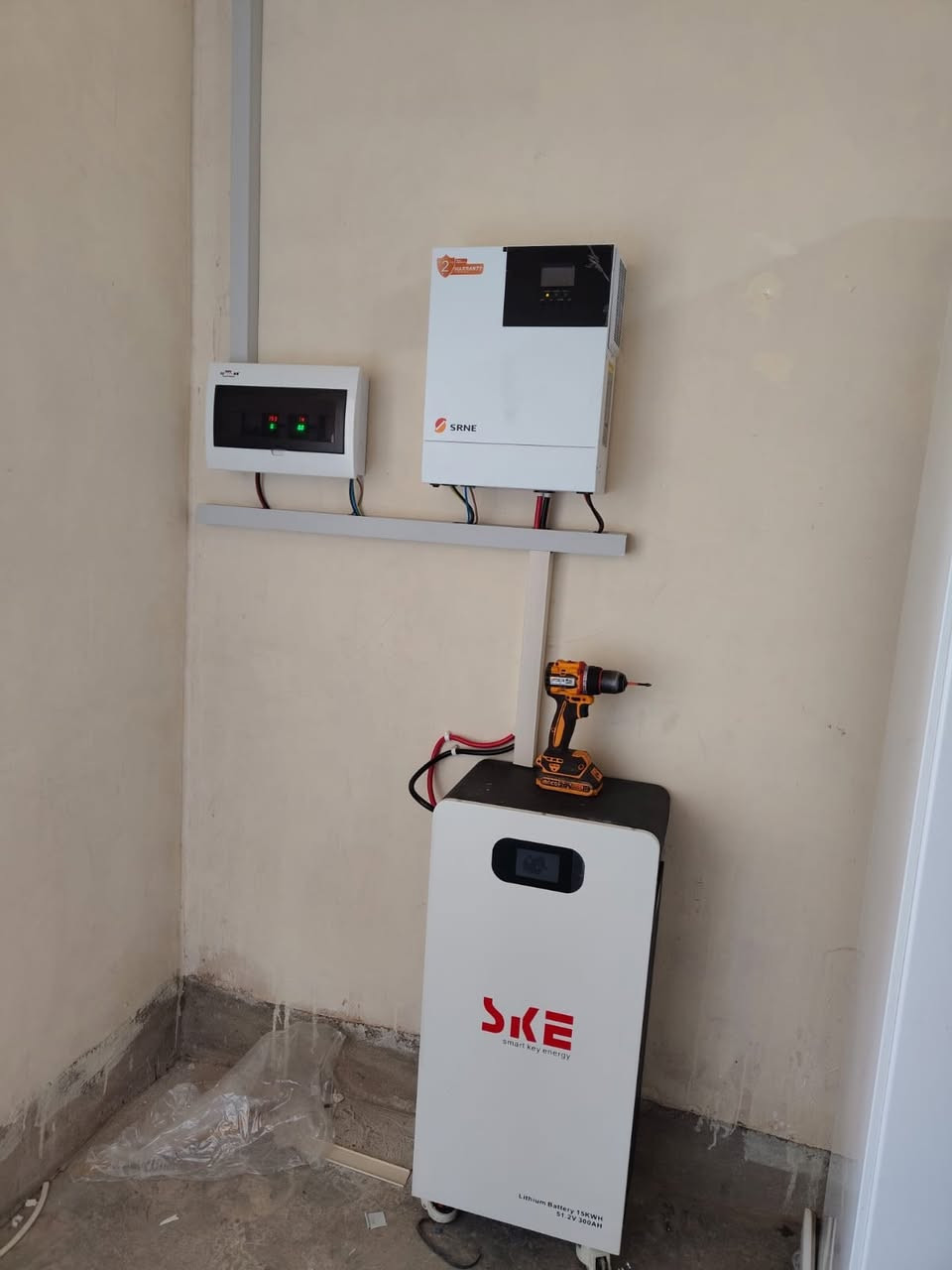 تم بفضل الله تجهيز وتنصيب  منظومة طاقة شمسية 
#لمنزل_السيد(#فاروق)
#الرياض_قرية_الشاهرية
مكونات المنظومة:
🔵الواح ترينا 620 واط عدد 5
🔵 بطارية 15 كيلوواط ماركة Ske
 🔵انفيرتر  5.6 كيلوواط ماركة Srne الغنية عن التعريف

مكتب هاني شاكر السلطان للطاقة الشمسية 
الحويجة #ناحية الرياض
هاني   ***********
ظافر ‏ ‪0780 680 4046‬‏
رعد ‏  ‪0782 496 9996‬‏
