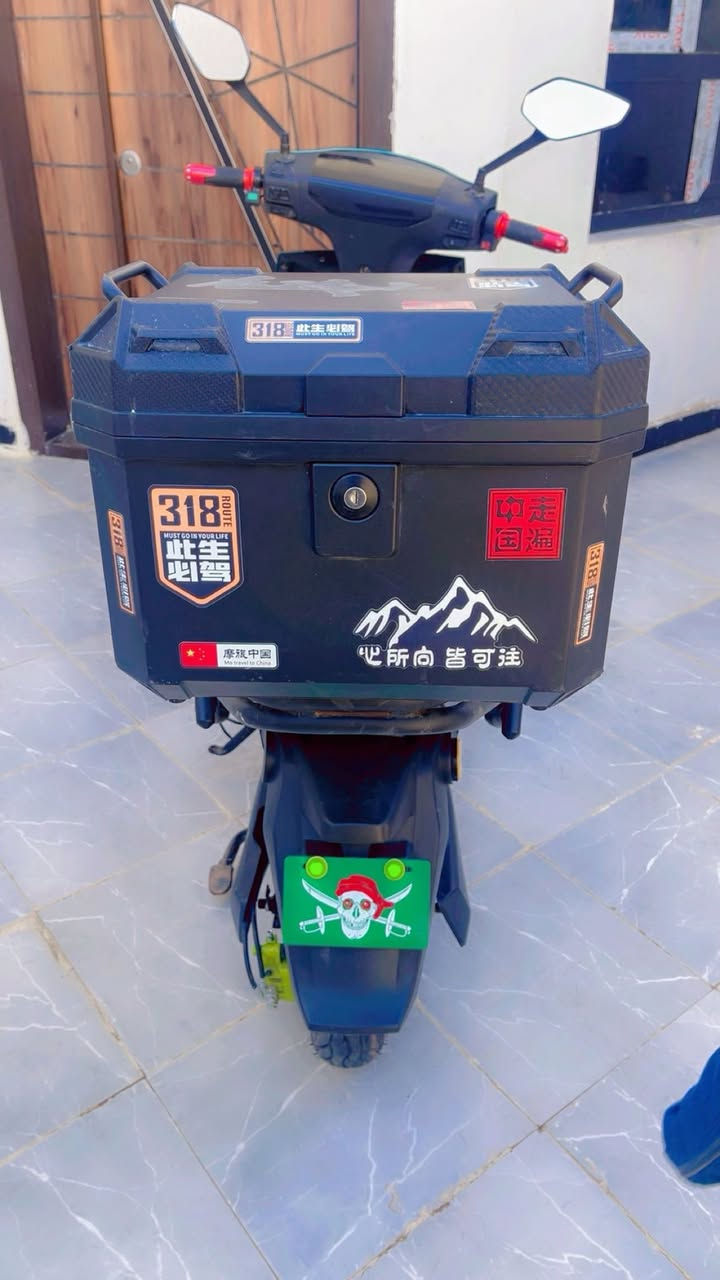 دراجه شحن نوع سكنس كوريه MR
المواصفات الأساسية:

المحرك: يتراوح بين 2000W إلى 3500W (في بعض الموديلات).

البطاريات: عادة 6 بطاريات 12V/30AH (في موديل 2024) أو بطاريات قوية أخرى.

السرعة: تصل فعليًا إلى 80 كم/ساعة.

المسافة المقطوعة: حوالي 50-60 كم بالشحنة الواحدة.

العجلات: جوبلس (بدون هواء داخلي) وعجلات رياضية.

نظام التشغيل: بصمة، NFC، مفتاح، تشغيل عن بعد، وبعضها يدعم البلوتوث.

السرعات: نظام 4 سرعات + نظام الرجوع للخلف (R).

الإضاءة: ليد (LED) وزينون قوي.

الأمان: جهاز إنذار ضد السرقة، درع حماية، بريكات هيدروليك (في بعض الموديلات).

ميزات إضافية: شاشة ديجيتال ذكية، منفذ USB لشحن الهاتف، صندوق خلفي كبير، ملفات قوية، وشاصي مدرع يتحمل أوزان دراجه شحن نوع سكنس كوريه MR

المواصفات الأساسية:

المحرك: يتراوح بين 2000W إلى 3500W (في بعض الموديلات).

البطاريات: عادة 6 بطاريات 12V/30AH (في موديل 2024) أو بطاريات قوية أخرى.

السرعة: تصل فعليًا إلى 80 كم/ساعة.

المسافة المقطوعة: حوالي 50-60 كم بالشحنة الواحدة.

العجلات: جوبلس (بدون هواء داخلي) وعجلات رياضية.

نظام التشغيل: بصمة، NFC، مفتاح، تشغيل عن بعد، وبعضها يدعم البلوتوث.

السرعات: نظام 4 سرعات + نظام الرجوع للخلف (R).

الإضاءة: ليد (LED) وزينون قوي.

الأمان: جهاز إنذار ضد السرقة، درع حماية، بريكات هيدروليك (في بعض الموديلات).

ميزات إضافية: شاشة ديجيتال ذكية، منفذ USB لشحن الهاتف، صندوق خلفي كبير، ملفات قوية، وشاصي مدرع يتحمل أوزان ثقيلة. مكاني العلام تقاطع درويش ***********
السعر 900
