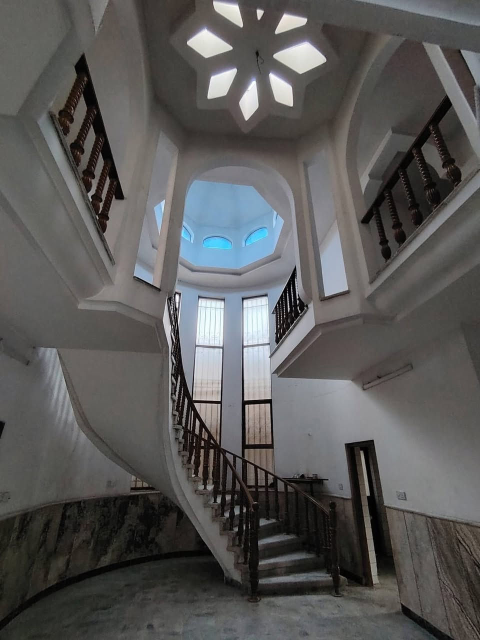 دار للايجار (تجاري) 

▪️المنطقة:  المصارف / قرب سوالف كافيه
▪️المساحة :400 م
▪️ الواجهة: 20م/ ركن 

🔴يتكون من:
ط١/استقبال+هول داخلي+صحيات+مطبخ حار بارد+غرفة سويت+كراج 
ط٢/غرف عدد 5+صحيات 

🔴 الإيجار /1400 دولار

للتواصل واتساب
⬇️⬇️
0777 274 0071
