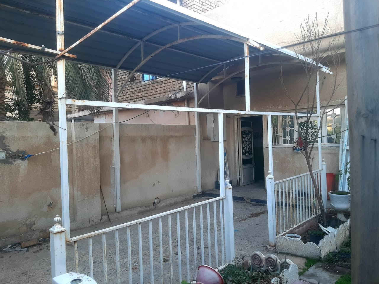 السلام عليكم 
سقيفة طولها تقريبا ٦ متر 
وعرضها تقريبا ٣ ونص
معها سياج كما موضح بالصور
سعرهن ٥٠٠ وبيهن مجال 
مكاني الخاجية شارع ٤٠
***********
