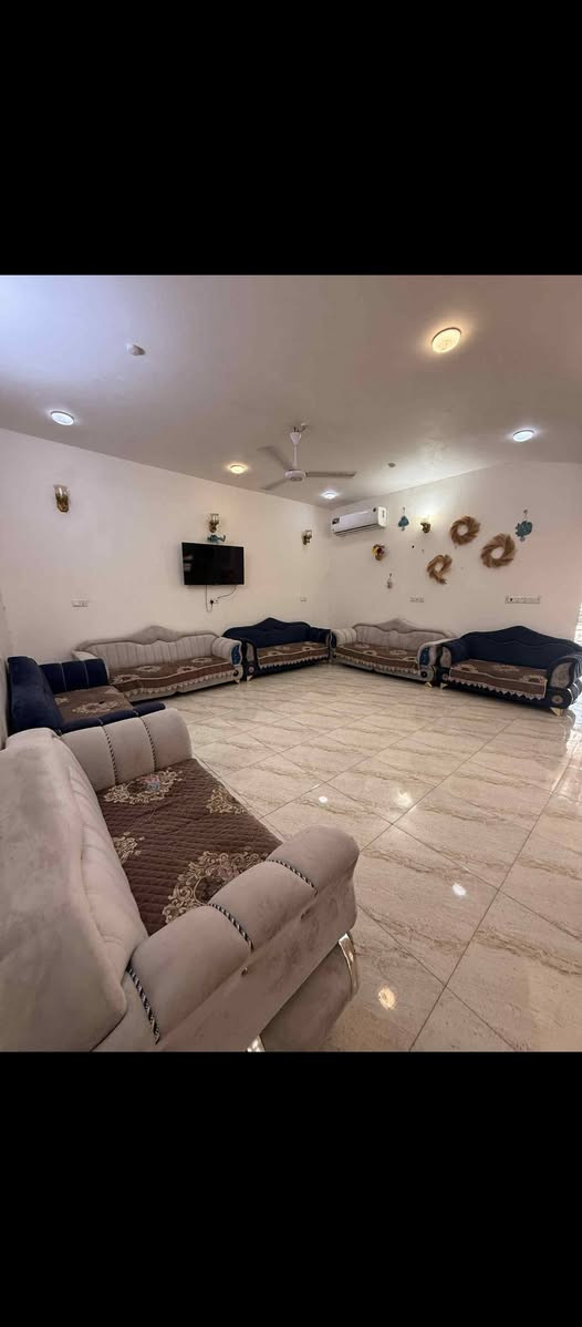 سلام عليكم
بيت للبيع في الحولي مجمع نبيل اول فرع مقابل الطابو صرف الثانية ✅ 
الجنس ▪️طابو زراعي سند 25  تحويل مباشر📍
اول بيت في المجمع 

المساحة 316 متر 
بناء درجة أولى 
طابق جمهوري واحد 

اساس رفت 
بناء طابوق 
سقف صب 
ـــــــــــــــــــــــــ
غرف نوم  2
صاله 6*7
مطبخ 5*4/5
بيتونه 6*6
استقبال 8* 4 وربع
مطبخ حار وبارد 
صحيات داخليه وخارجيه
حديقة وكراج سيارة كبير 
ــــــــــــــــــــــــ
البيت نظيف جداً جاهز للسكن مابيه نقص موقع ممتاز 
اول بيت بل مجمع 
ـــــــــــــــــــــــــ ***********  استفسار ‏‪***********‬‏
