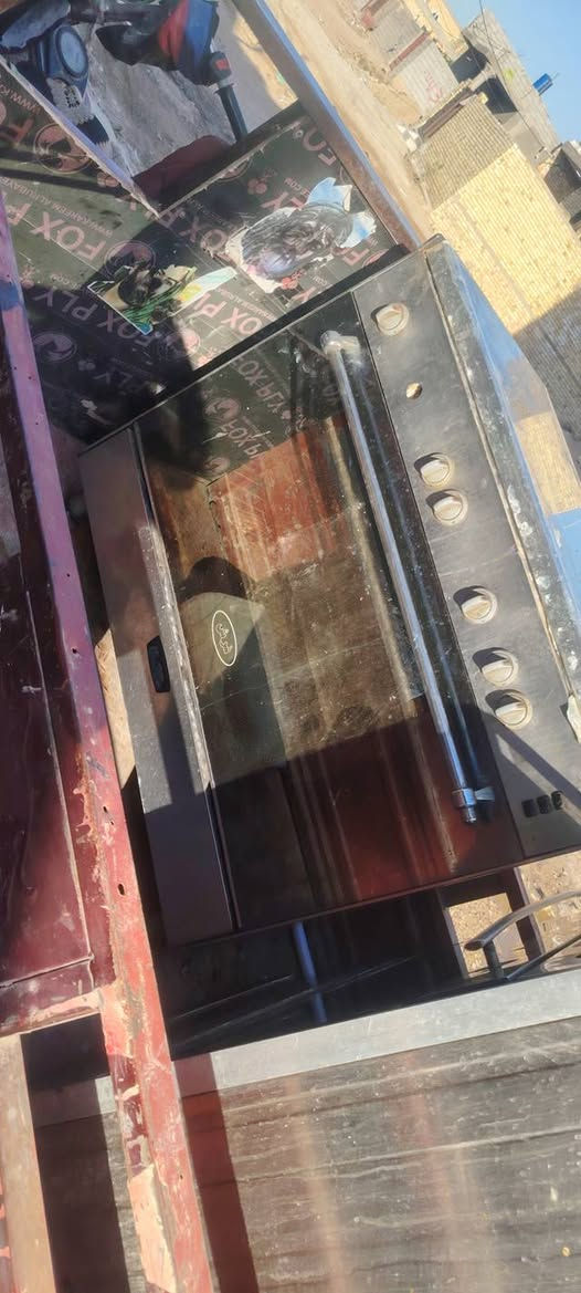 طباخات عدد ٢نضيفات كريازي بس لفرن ماته مشتغل وذاك ثاني ماعرف شنو نوعيته شغال كله بس بيه تهريب مال غاز غليل استفسار تصل اوبيك خير ودلل ***********
