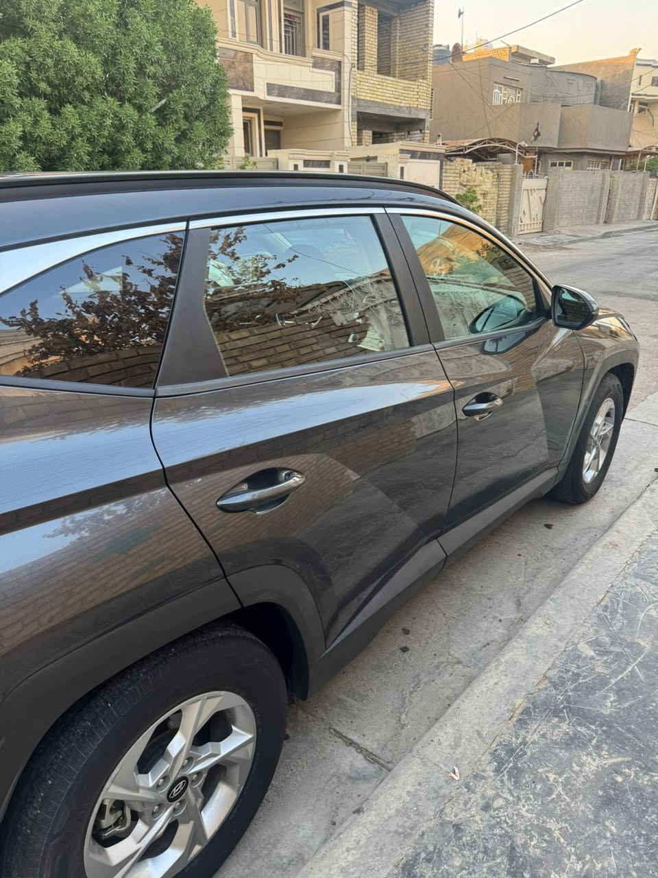 توسان ٢٢ وارد امريكي
‎ماشية 52 ميل 
‎سعة المحرك : 2.5 : 

‎-بصمه تشغيل
‎-بصمه ابواب
‎-تشغيل عن بعد 🔁 
‎-رادار امامي قياده اليه
‎-تبريد قطعتين
‎- كشنات كهرباء 
‎-رادارات خلفية  
‎-شاشه كبيره
‎-رادار جانبي في المرايا
‎- نظام مساعدة عدم الانحراف عن الطريق 
‎-نظام carplay 
‎- شاشة وسطية كبيره 
‎- نظام النقطة العمياء ( حساس مرايا جانبيه)
‎- هاند بريك بصمة 
‎-اوتو هولد
‎-فتح صندوق تلقائي عند التقرب
‎-نظام توقف تلقائي عند الرجوع
‎ - كاميرا   بدقة عالية 
‎ - نوع مقعد السائق : كهربائي  - تدفئة
السعر 174 وبي مجال بسيط 
***********
