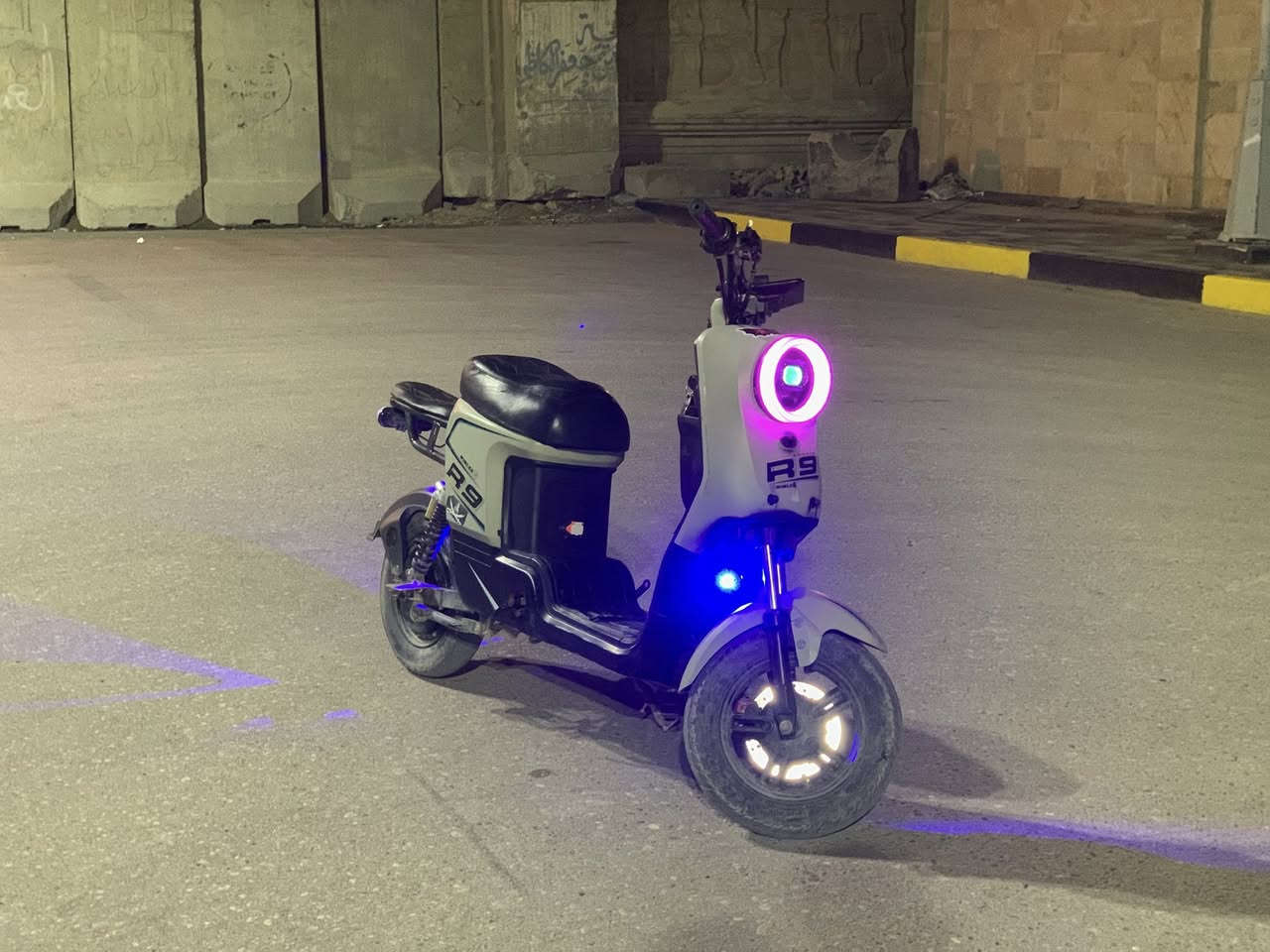 يا الله سلام عليكم دراجة R9 جديدة اللة شاهد علي بس ستان نص و أشارا دراجة كلش حلوا سعر 350 وبيهة مجال مكان البصرة قرب سيد عدنان رقم ***********
