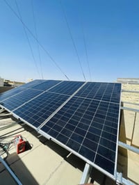 طاقة شمسية • ٤ ألواح ٦٠٠ واط • بطاريتين ٢٠٠ أمبير