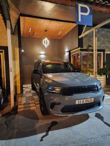 دودج دورانجو SXT 2023– مواصفات أمريكية

السيارة نظيفة جدا جدا !!

• محرك 3.6 لتر V6 (Pentastar).
• لون مميز اسمنتي.
مكفولة حادث فقط دعامية امامية.
• ناقل حركة أوتوماتيكي بـ 8 سرعات.
• سعة الركاب: تتسع إلى 7 أشخاص.
• رادار امامي مع مانع تصادم.
• التبريد: ثلاث قطع.
 • فتحة سقف.
• نظام الترفيه: شاشة Uconnect الكبيرة مع دعم Apple CarPlay و Android Auto.
• نظام مراقبة النقطة العمياء.
• فرامل ABS على الأربع عجلات.
• السيارة جاهزة 100%.
• ماشية: 59الف كم.
• ضرر: فقط دعامية امامية كما موضح بالصور.
• السعر: 345$
للأستفسار يرجى ترك رسالة على واتس آب او الاتصال على الرقم ***********
