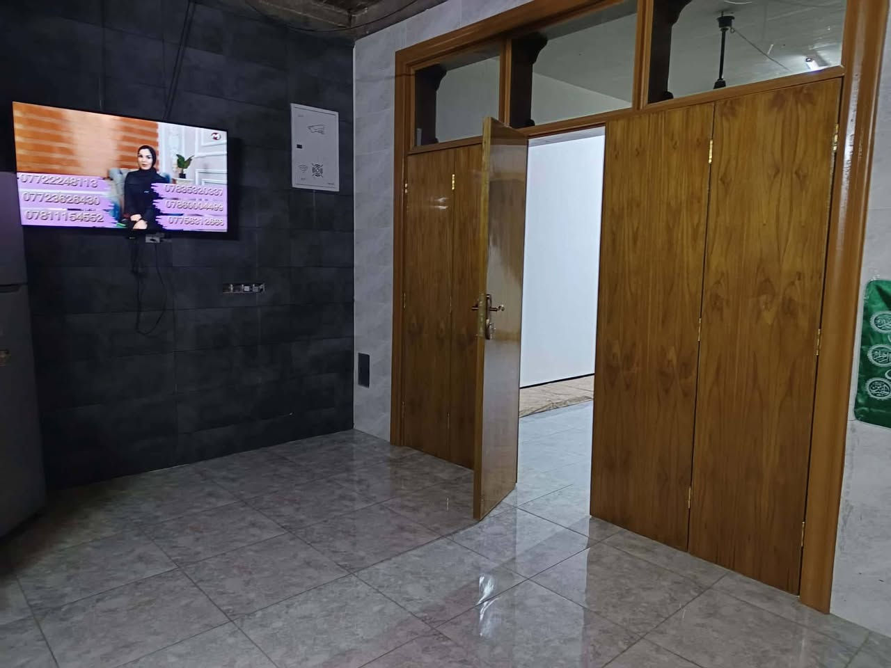 سلام عليكم
الدار للبيع المساحه 200م واجه10×20 طابقين

يتكون من 4غرف      كهرباء بوري
                               ماء حديث

صاله 10×5

مطبخ5×5    مطبخ حار

إستقبال 8×4ونص 

مجمع صحي داخلي وخارجي

كراج سياره كبير

مناور عدد 2.  درج دور مرمر درجه أوله

الطابق الثاني يحتوي على 

غرف عدد 2 مع بالكونات

صاله كبيره 

مجمع صحي 

ملاحظه الدار سيراميك للسكف 

طابوق نهروان صب كونكريت مسلح 

العنوان علوة الفحل شارع قاعة الحديد 

الاستفسار *********** يوجد واتساب
