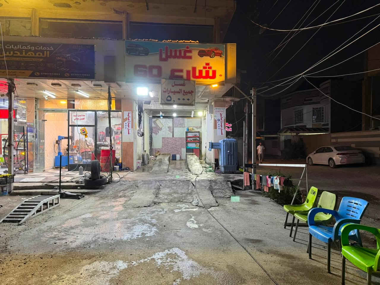 سلام عليكم يتوفر محلين دهن وغسل لبيع العنوان. الغزاليه هياكل شارع 60  الرقم . ***********
