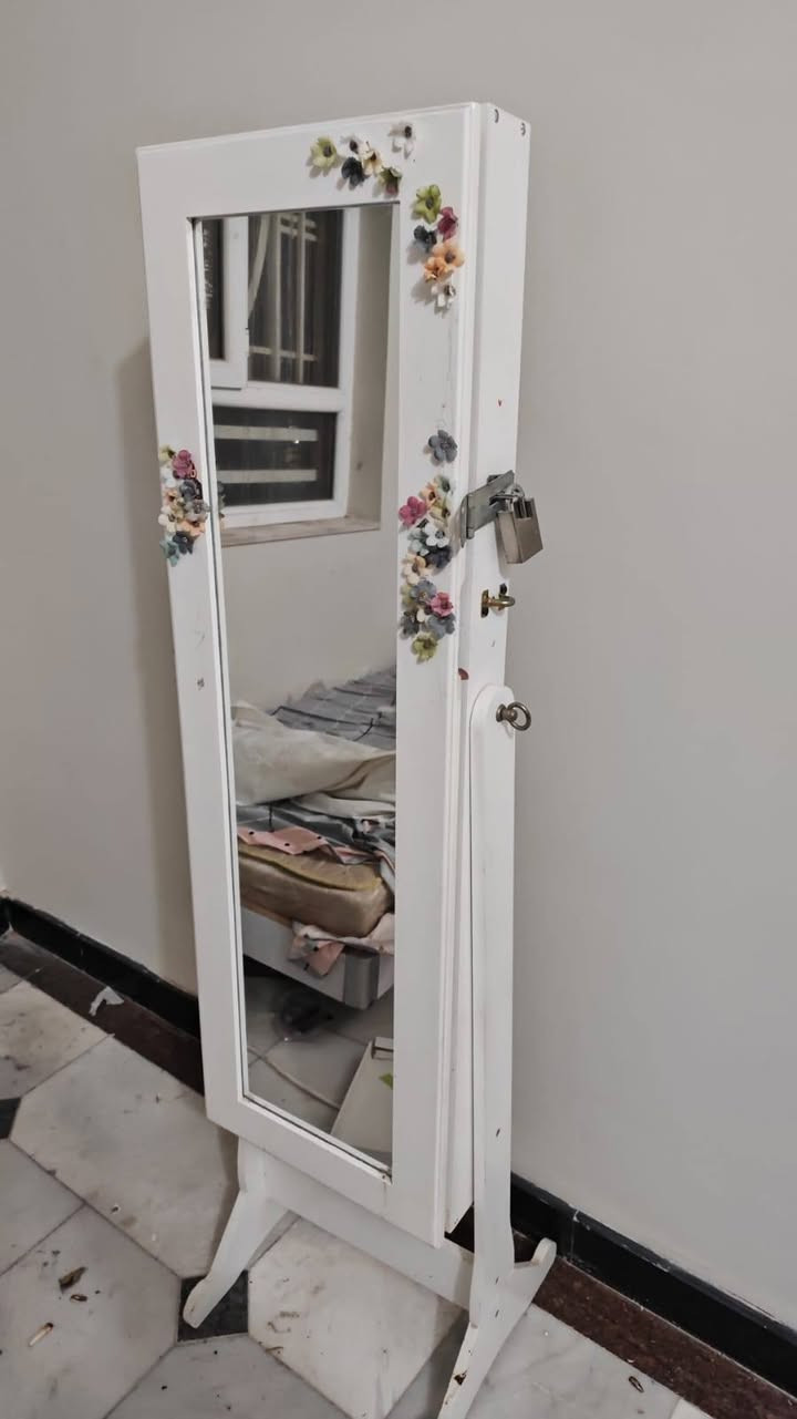 غراض للبيع كاترينه ادرور واريكه وميز وطبله وسبلت كنتور ي ومراية قيافه وميز تواليت مافي الصوره وكلهن نضيفات


**إذا كنت صاحب هذا الإعلان وتريد حذفه لأي سبب، رجاءا أرسل رسالة إلى الدعم الفني**