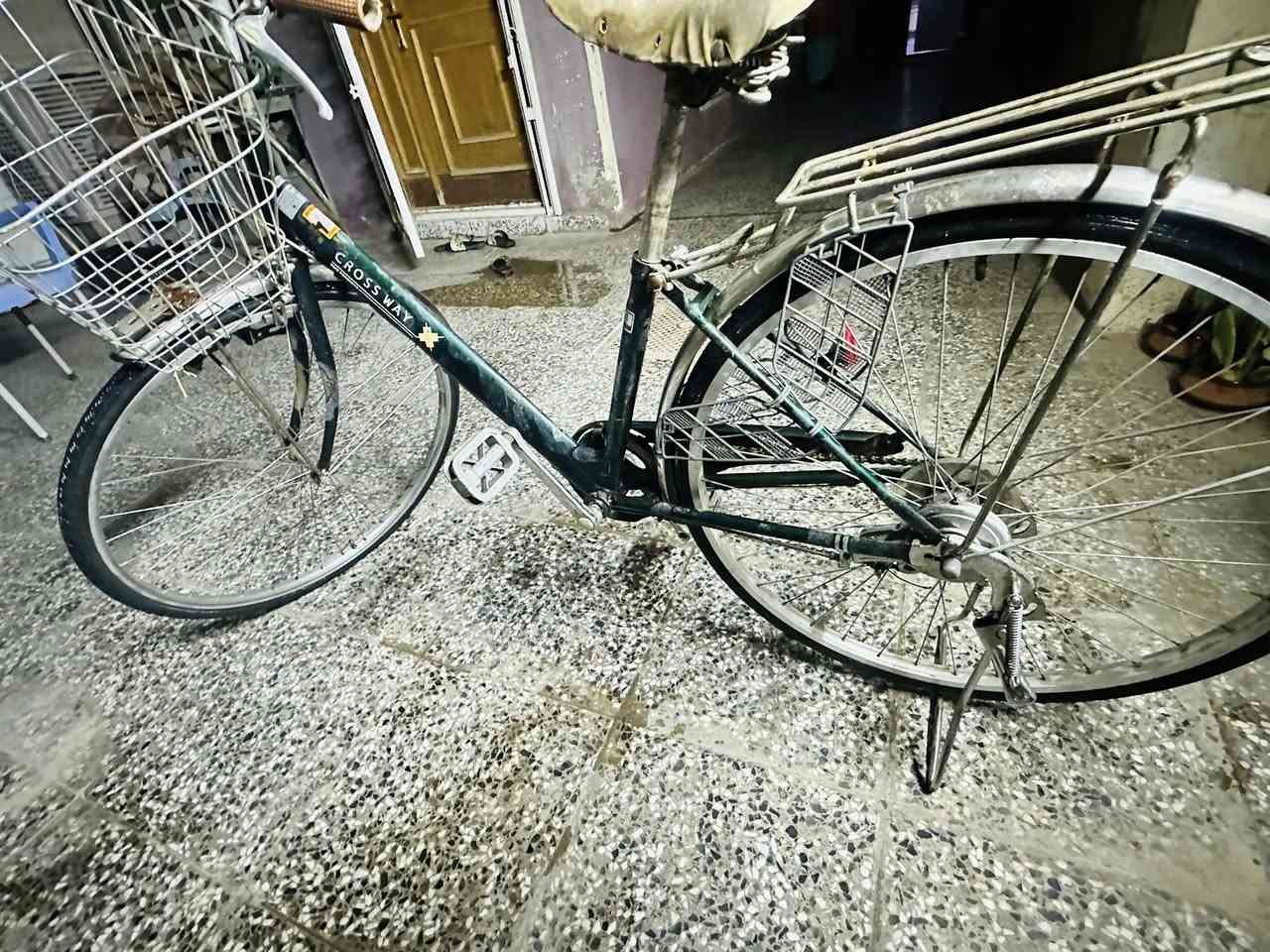 السلام عليكم بايسكل بناتي للبيع حجم ٢٧ ياباني باله اصلي نقصه فقط كشن لبقيه كله نضيف البايسكل مو تجاري ياباني اصلي مكاني بغداد حي اور رقمي *********** اسيا  السعر ٧٠ بي مجال
