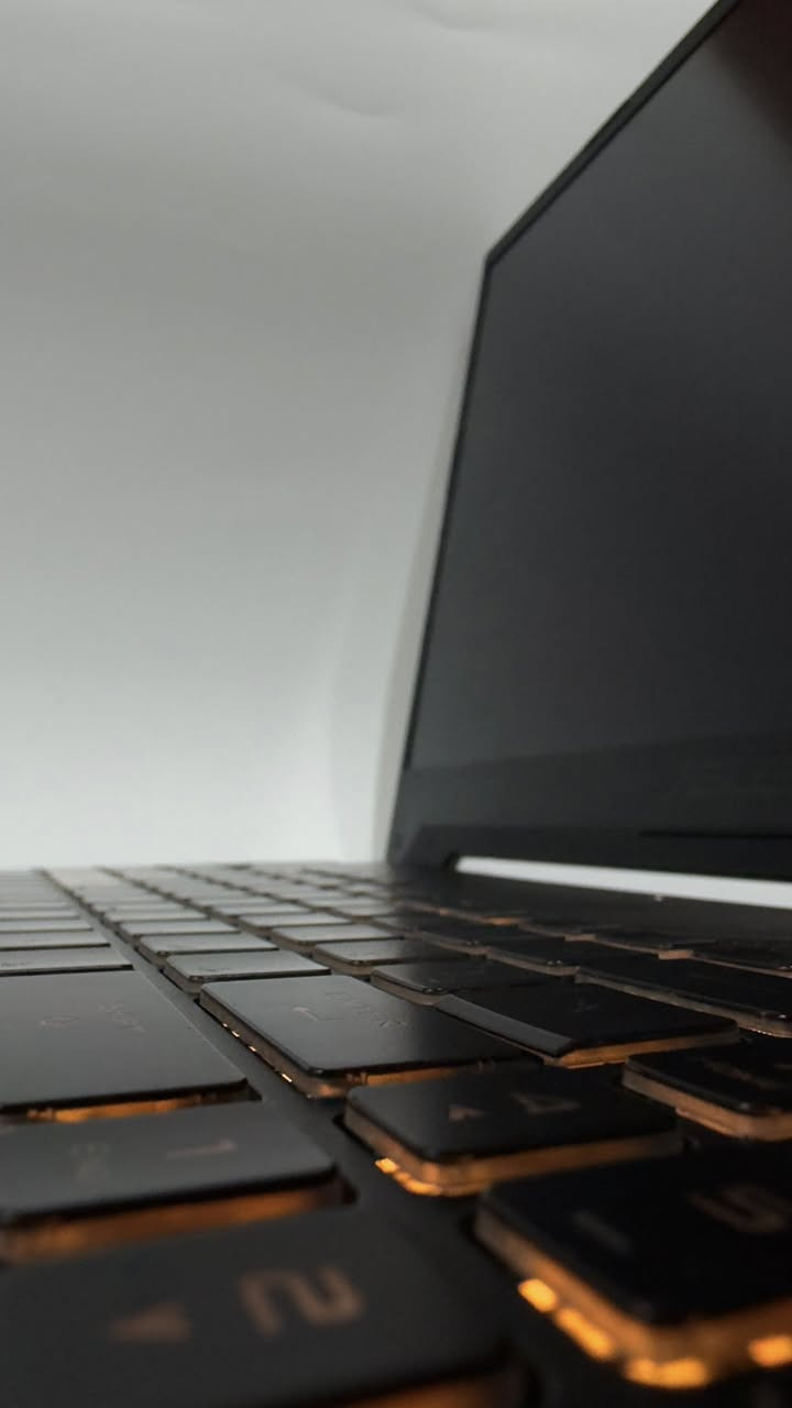 للبيع لابتوب كيمنك مستعمل  

ASUS TUF Gaming A15 - مواصفات عالية

مثالي جداً للألعاب والرندرة المعمارية والتصميم.

• المعالج (CPU): AMD Ryzen 7 6800H
• الرام (RAM): 32GB (سعة عالية للمهام المتعددة)

• كرت الشاشة (GPU): NVIDIA RTX 3050 Ti

• النظام: Windows 11 Pro

للملاحظة 🔴: الرام مطور من ٨ الى ٣٢ جيجا 
والهارد من ٥١٢ الى ١ تيرا

السعر : 1,250,000 مليون وربع
 
وقابل للتفاوص للشراي 

للتواصل واتساب او اتصال 📞: ***********
