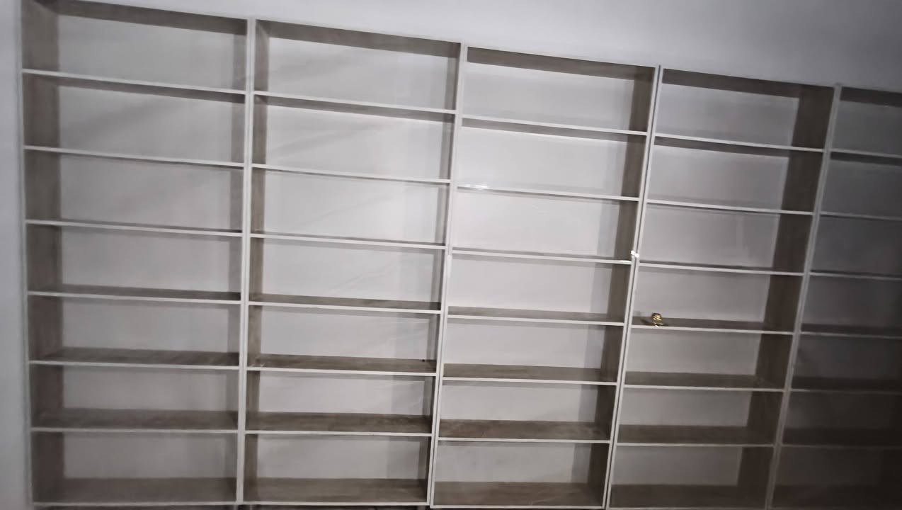 السلام عليكم  رفوف محلات التركي الاصلي الرتغاع مترين ونص والعرض متر وربع للاستفسار والتواصل ***********واتساب 
ملاحضه كافة الرفوف الجداريه والسفينه الوسطيه
