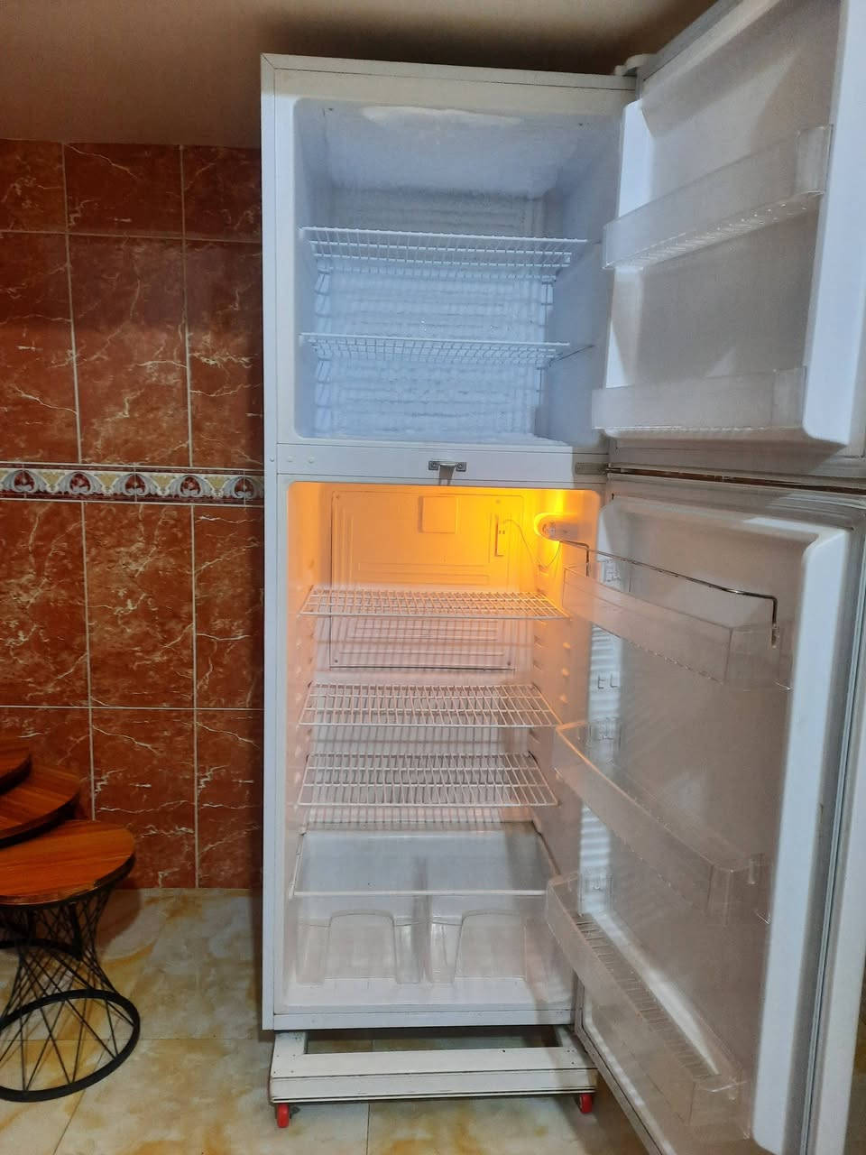 سلام عليكم ورحمة الله ثلاجه البيع مشاءالله جديده السعر ٣٠٠ وبيه مجال شي بسيط رقم ***********
