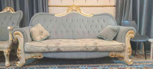 السلام عليكم طخم رئاسي للبيع لون ازرق فاتح نضيف 2مقاعد كبار ، 4 مقاعد صغار يكفي أكثر من 10نفرات  ، سعر 450 الف  وبيه مجال للشراي ، عنوان موصل جانب الايسر للإستفسار أكثر تعال خاص .اوعلى الرقم ***********
