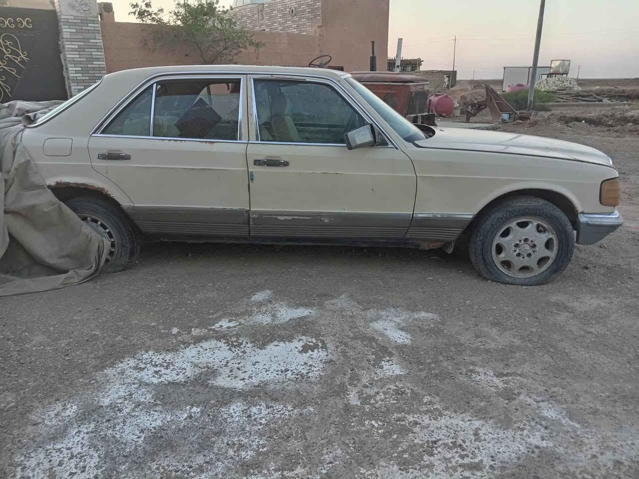 السلام عليكم مرسيدس للبيع موديل 83 مكينه بطه 3000 كيرما يشتغل السياره حائز ثالث هذا  *********** السعر 15 وبيها مجال ابيع كوم حديد
