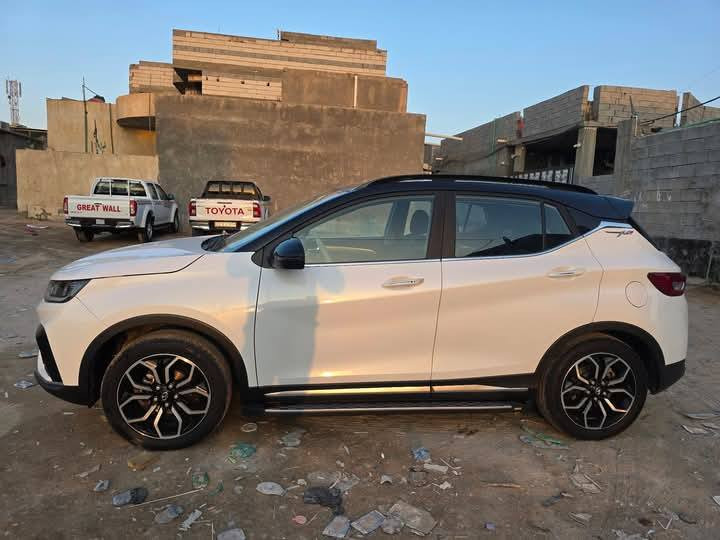 السلام عليكم
عزيزي اقرة المنشور زين يلا تخابر يا حبيبي انت 
ملاحظة السيارة (صيني) وتم تنزيل السعر !!ب 110 ويهه مجال بسيط حك الجيه
 ساوايست dx5 موديل 2023 السيارة دخول كويت وارد خليجي  رقم بصرة الجديد السنوية تنتهي ب29 فول مواصفات  مكينة وكير ميتسوبيشي ياباني حجم المحرك 1500 تيربو السيارة نظيفة كلش ماشية 30 الف 
السعر 110 مكاني البصرة القبله  للأستفسار على الخاص او الاتصال *********** وهاي مواصفاتهة
سيارة ساوايست DX5 موديل 2023  بمحرك 1.5 لتر تيربو بقوة 156 حصان وناقل حركة أوتوماتيكي CVT، مع دفع أمامي للعجلات، وتوفر ميزات أمان مثل ABS وESP ووسائد هوائية أمامية، إلى جانب تجهيزات خارجية مثل الفتحة البانورامية والمرايا الكهربائية، وداخلية تشمل شاشة وسائط وكاميرا خلفية وتكييف أوتوماتيك وتشغيل بصمة. 
المحرك وناقل الحركة 
المحرك: 1.5 لتر تيربو رباعي الأسطوانات بقوة 156 حصان.
ناقل الحركة: أوتوماتيكي من نوع CVT.
الدفع: دفع أمامي (FWD).
الأمان والسلامة 
نظام فرامل مانع للانزلاق (ABS).
نظام الثبات الإلكتروني (ESP).
نظام المساعدة على الفرملة (BA).
وسائد هوائية أمامية.
نظام التحكم بالانزلاق (TRC).
نظام المساعدة على نزول المنحدرات (HDC).
سنتر لوك.
, فتحة سقف بانورامية, مرايا جانبية كهربائية مع إشارات, مصابيح ضباب خلفية,   
تشغيل بصمة للدخول وتشغيل المحرك.
شاشة وسائط متعددة.
كاميرا خلفية.
مدخل USB ومنافذ طاقة.
مثبت سرعة.
تحكم كهربائي للزجاج.
مكيف هواء أوتوماتيك.
تحكم صوتي.
مفتاح ذكي.
