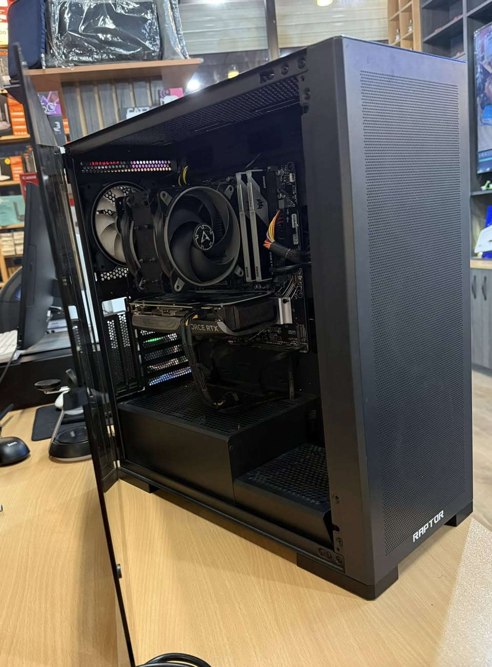 � 
للبيع التواصل على 
*********** 
السعر مليونين قفل 

المعالج (CPU)

 • AMD Ryzen 7 7700X — ثماني النواة، أداء ممتاز للمهام الثقيلة والألعاب الحديثة.

🔹 اللوحة الأم (Motherboard)

 • ASUS PRIME B650M-A CSM — لوحة ثابتة تدعم DDR5 وجميع تقنيات Ryzen الجديدة.

🔹 كرت الشاشة (GPU)

 • ZOTAC GeForce RTX 4070 Twin Edge — أداء قوي في دقة 2K و 4K مع استهلاك طاقة منخفض.

🔹 الذاكرة (RAM)

 • Predator Vesta II DDR5�32GB (2×16GB)�سرعة 6000MHz – CL30 – RGB

🔹 التخزين (Storage)

 • NVMe Samsung 990 Pro — سعة 1TB، سرعة قراءة وكتابة من الأعلى في فئتها.
 • HDD — سعة 4TB للتخزين الإضافي.

🔹 مزوّد الطاقة (Power Supply)

 • AeroCool KCAS 650W — شهادة 80+ Gold مع إضاءة RGB.

🔹 تبريد المعالج (CPU Cooler)

 • Arctic Freezer 34 eSports Duo — أداء تبريد ممتاز مع مستوى ضجيج منخفض.

🔹 الهيكل (Case)

 • Raptor 290-XL Arctic Hawk — كيس واسع بتهوية قوية وإضاءة RGB.
