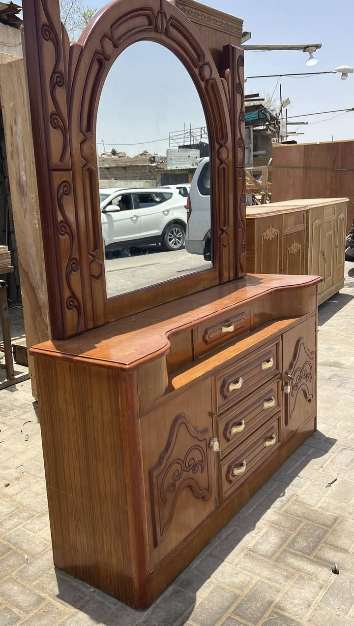 ميز امرايه مستخدم ونضيف مثل ما شوف بعينك وقوي 
سعره150مكاني بصره (٥ميل) ***********بي واتساب
