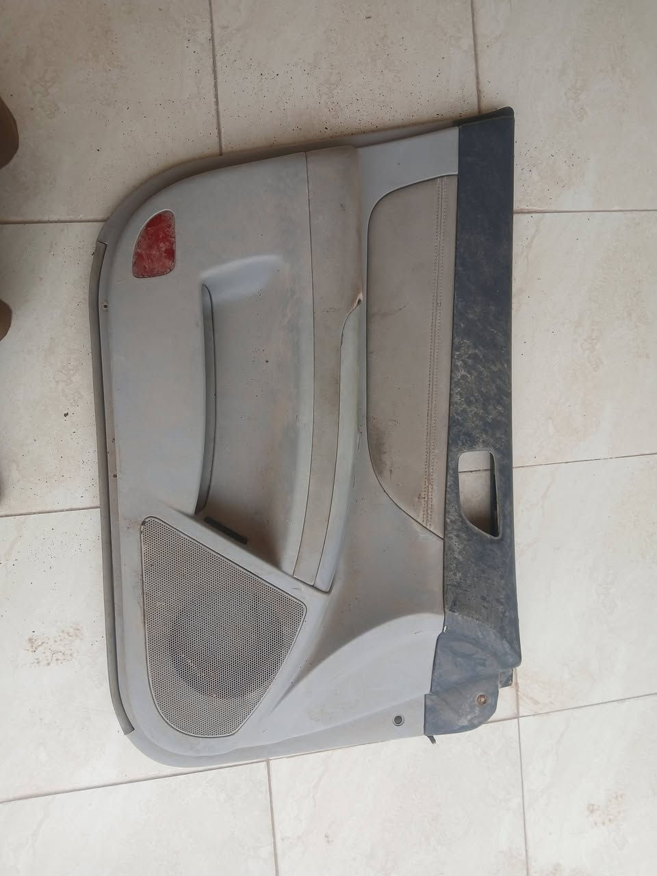 دشبول خلفي وبطانة باب السائق سوناتا مقدس ٥٠ الف اثنيهن
***********
