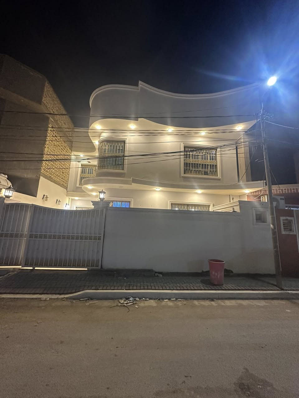 معروض في مكـتب الإبداع للعقار 
؛؛؛؛؛؛؛؛؛؛؛؛؛؛؛؛؛؛؛؛؛؛؛؛؛؛؛؛؛؛؛؛؛؛؛؛؛؛؛؛؛؛؛؛

دار سكن للبيع (( طابقين )) 

مساحه ::: واقع حال 140 متر /// سند 100 متر 

دار مجاور ركن 

الواجهه :: 10 متر 

ديوانيه حي الجامعه 

قرب شارع عشرين التجاري 
………………….

الطابق الأول/ غرف نوم عـدد 1 / صاله / استقبال 

مطبخ / صحيات عـدد 2 / كراج سياره 

ارضيه مرمر 

كونكريت مسلح 
……….

الطابق الثاني/ غرف نوم عـدد 2 / صالة / صحيات 

للاستفسار 
:::::::::::

مراجعة مكتب الابداع للعقار 
؛؛؛؛؛؛؛؛؛؛؛؛؛؛؛؛؛؛؛؛؛؛:::::::::::::::

الكائن ديوانيه الجزائر// شارع الخدمي 

مقابل مركز ابن البيطار التخصصي 

*********** 

07888241 222
