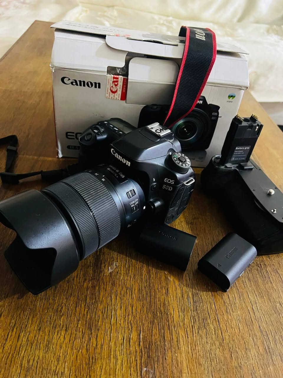 كامرا كانون 80D عدسه 18_135   باتري كرب مع بطاريات عدد2  بعدهي جديده طلعتلي بالامزون رايدها ب 450 الف


**إذا كنت صاحب هذا الإعلان وتريد حذفه لأي سبب، رجاءا أرسل رسالة إلى الدعم الفني**