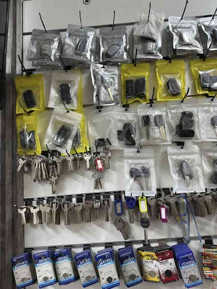 مفاتيح احمد فرع بسمايه 
عمل جميع أنواع المفاتيح والكيلونات والريمونتات والبصمات
فتح الشقق المقفوله وفتح السيارات المقفوله 
العنوان / بسمايه الشارع العام مقابل البوابه الجديده مجاور سومر لل اراكيل 
 الاستفسار / ***********
