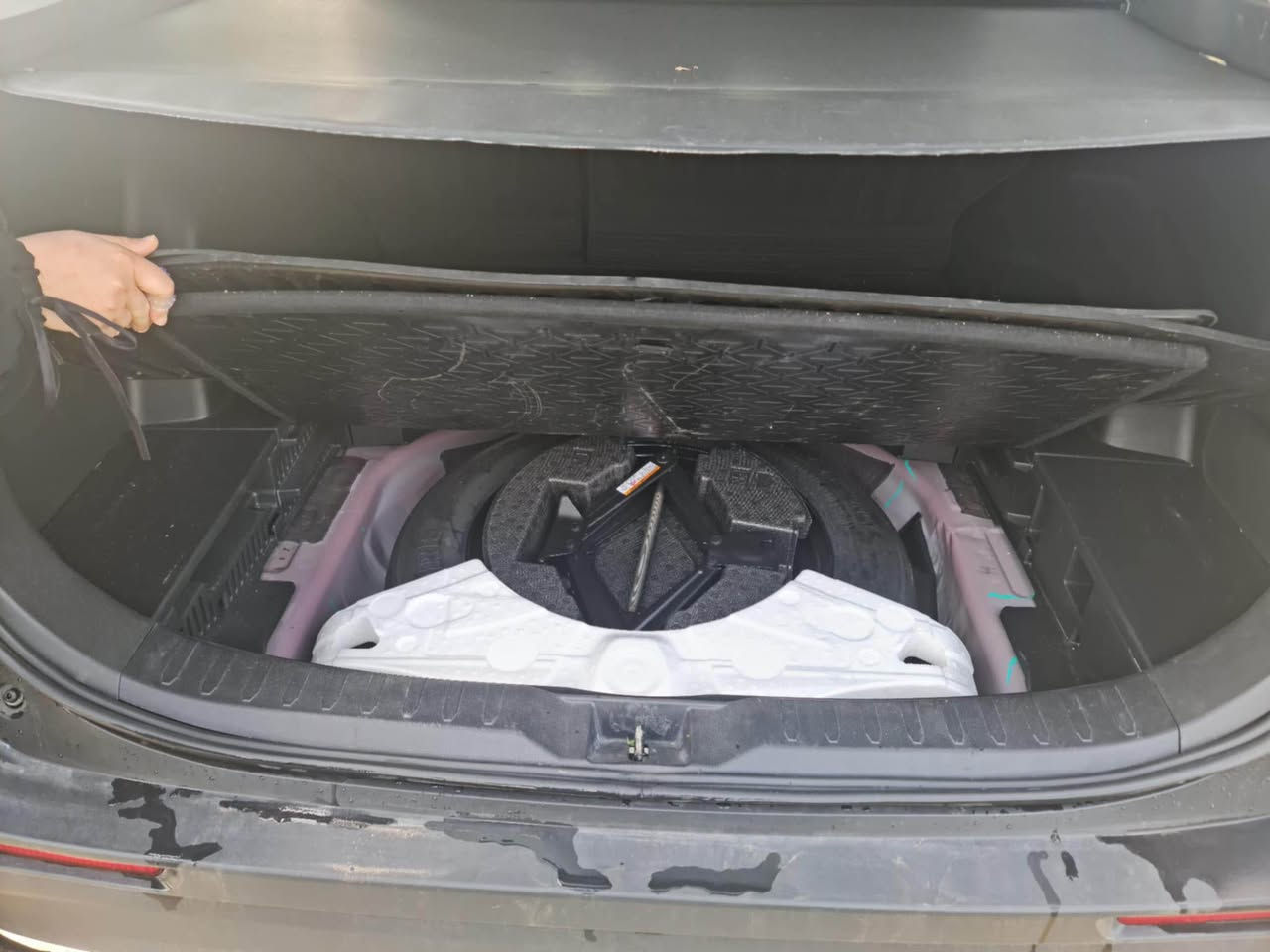 السلام عليكم للبيع 
راف 4 
موديل 2025 
الون ماروني 
الحادث فقط صندوق بدون دواخل بدون ايرباك 
مواصفات LE 
رادار 360 درجه 
كامره خلفيه 
تحكمات ستيرن 
شاشه كبيره 
ماشيه 21 الف mil 
السعر 230 و بيها مجال 
العنوان : اربيل 
للاستفسار: *********** 
*********** أربيل, العراق
