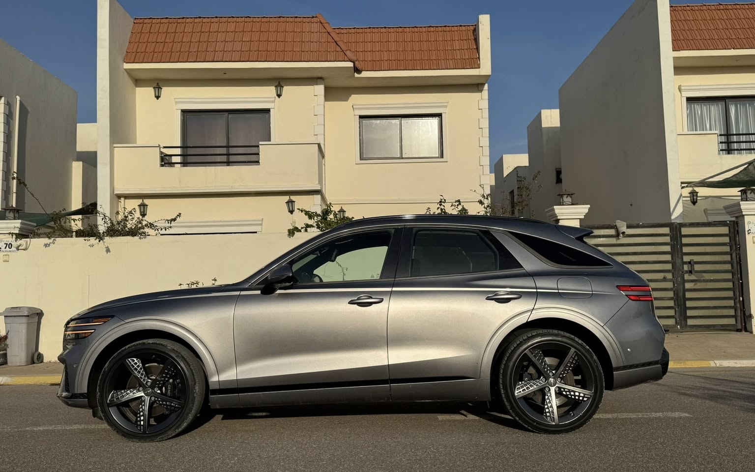 السلام عليكم
Gv70 2023 sport prestige 
اربعه سلندر 2500 توربو 
فول موصفات للاخير 
كامرات 360 
تشغيل عن بعد 
تحكم بسياره عن طريق البصمه 
كشنات جلد ومخمل ومساج وكهرباء
عينه دجتل 
تبريد خلفي وبردات خلفيه
وارد امريكي حادث جانبي ( صور الحادث مرفقه ) 

ماشيه 15 الف ميل
مكان السياره محافظة الديوانيه

للتواصل : ***********
