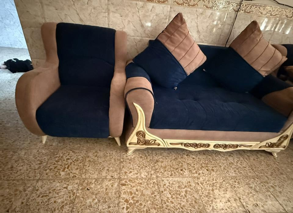 السلام عليكم تخم عشر مقاعد. 
ثنين ثلاثيه وحده ثنائيه وكرسين مع 6 كوشات 
سعره 350 

كاونتر المنيوم طابقين مع سنك 
ب200

***********
