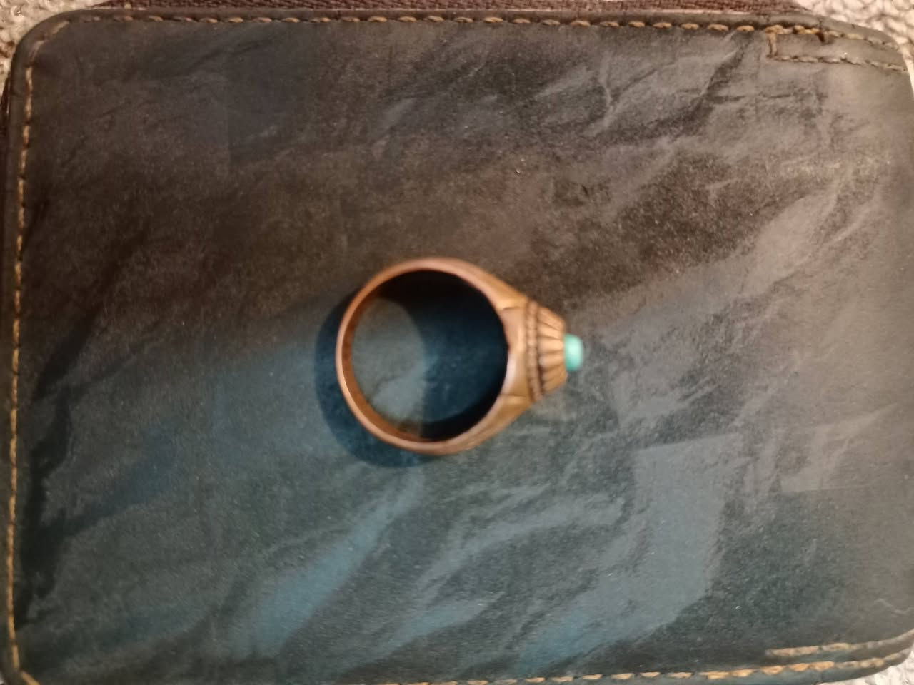 اللبيع ما اعرف فضة او لا بي ختم ٩٢٥ وابو الشذرة الزركة بي ختم ٥ وبصفهة حرف انكليزي ما اعرفهن شنو قيم واخذهن مكان نجف توصيل ماكو ‏‪***********‬‏ واتساب
