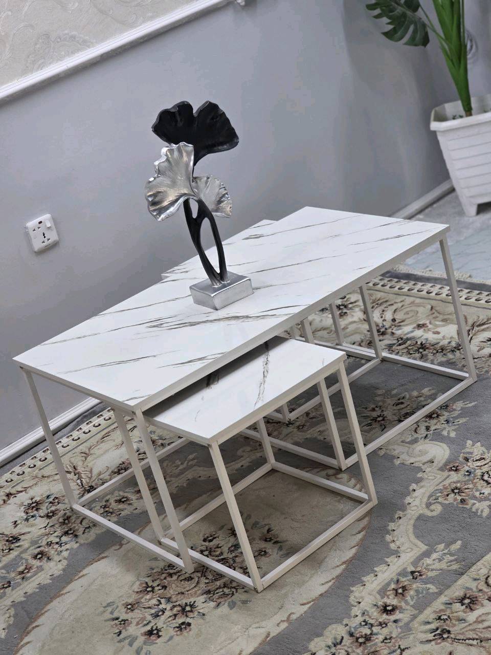 طقم طاولات وسط وطاولات جانبية بألوان جميلة وتصميم عصري يناسب جميع الديكورات المنزلية. سطح الطاولات مكون من مواد عالية الجودة تضمن المتانة والاستدامة. الوان الطاولات المتعددة - الرخامية، الخشبية وذات اللمعة الذهبية، تتيح لك الاختيار الأمثل لمطابقة ديكور منزلك.
