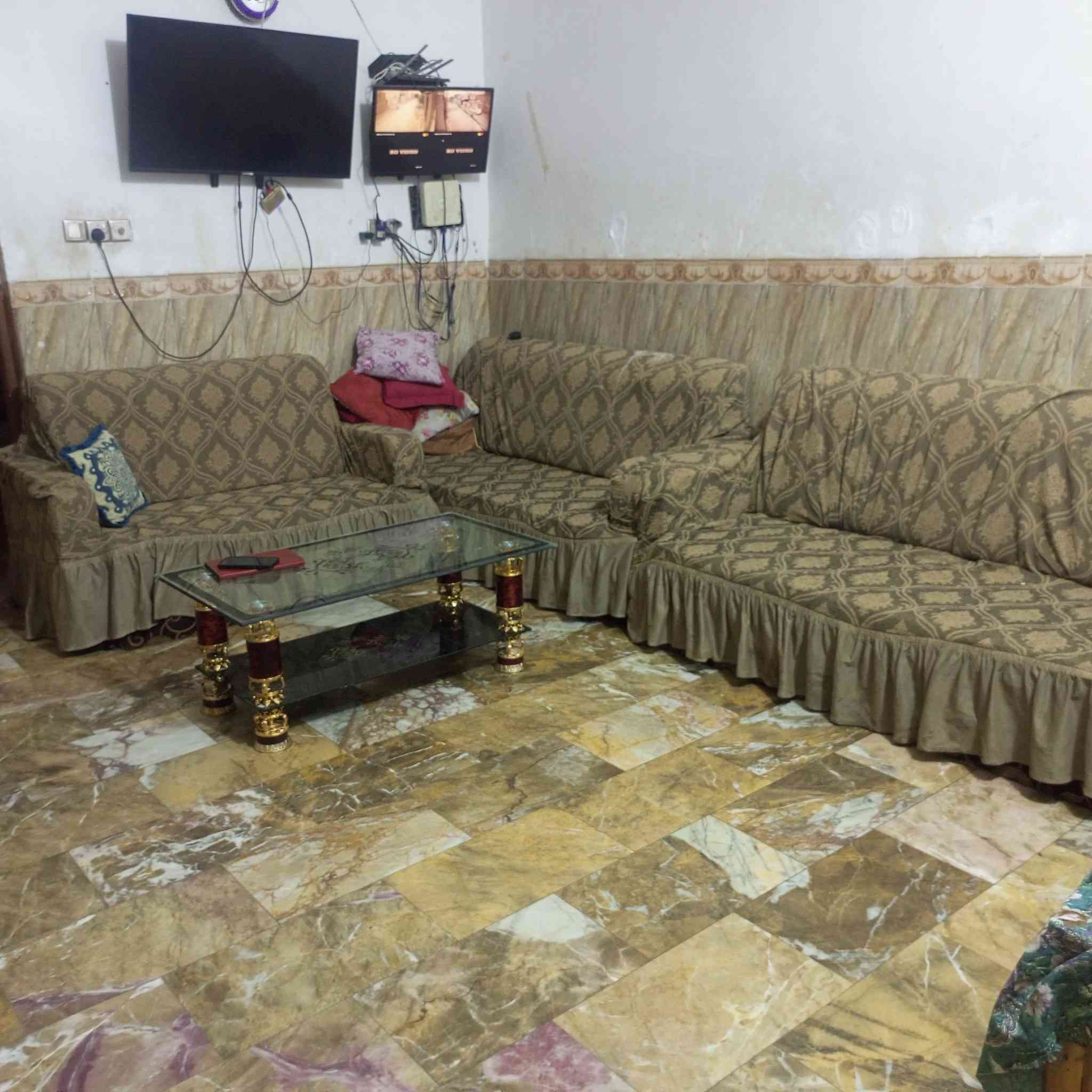 الديوانية حي الوحدة الرابعة داخل فرع قريب علي الشارع العام اقرب نقطه داله سوق ابو شميغ بيت للبيع موقع ممتاز وسعر مناسب
دار نظيفة جاهزة للسكن
بيت طابو صرف متوفر جميع الخدمات 
البيت يتكون من 3طوابق   مساحه150

يتكون الطابق الاول
كراج(طرمه)  ومطبخ و صاله واستقبال وغرف عدد 2 بنفس الحجم  صحيات داخلي وخارجي منور عدد 2

يتكون الطابق الثاني
صاله و غرفه سويت وغرف عاديه وسطح

الطابق الثالث
فقط سطح

السعر 220 بي مجال بسيط
الديوانية حي الوحدة الرابعة داخل فرع قريب علي الشارع العام اقرب نقطه داله سوق ابو شميغ بيت للبيع موقع ممتاز وسعر مناسب


**إذا كنت صاحب هذا الإعلان وتريد حذفه لأي سبب، رجاءا أرسل رسالة إلى الدعم الفني**
