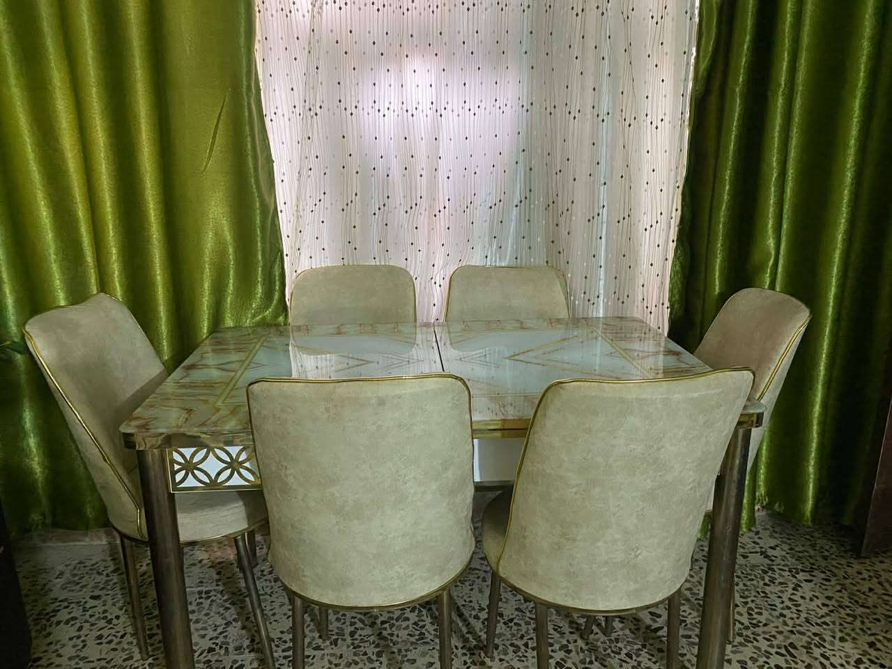 السلام عليكم 

ميز طعام ست كراسي سحب يتكبر ويتصغر ما مستخدم السعر 200 بي مجال 

ميز بلازمه مستخدم شي قليل نضيف السعر 100 

عنوان حي الجمعية 
هاتف 📞 ***********
