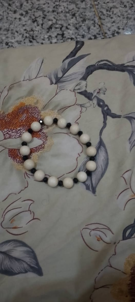 تحياتي للجميع السبح كله عقيق طبيعي ذمه وشرط الفحص البيظه 99حبه العقيق والسبح الزغار 33 حبه المحابس نحاس بس كلهن احجار طبيعيه والبيض انتيمون مو فظه بس احجارهن طبيعي والسوارات الابيض عطف والثاني داوودي مكاني بابل مركز ماعندي توصيل  كلمن وسعره الخاص مفتوح ***********
