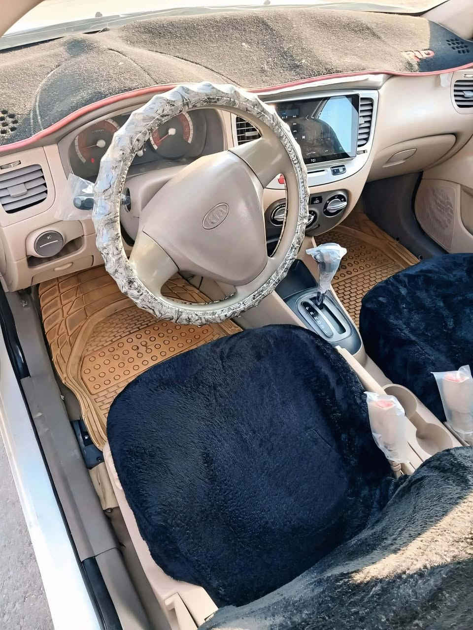 كيا ريو 2012 رقم اربيل مسطرة بأسمي كوبون بانزين  حجم 16 كير ومحرك جديد تبريد ثلج كهربائيات كلها شغالة ضررها  جاملغ خلفي  يم البكلايت سيارة حلوة وجاهزة ما ناقصها شي السعر 90 وبيها مجال قليل الاتصال على الرقم *********** غير متواجد عل فيس
