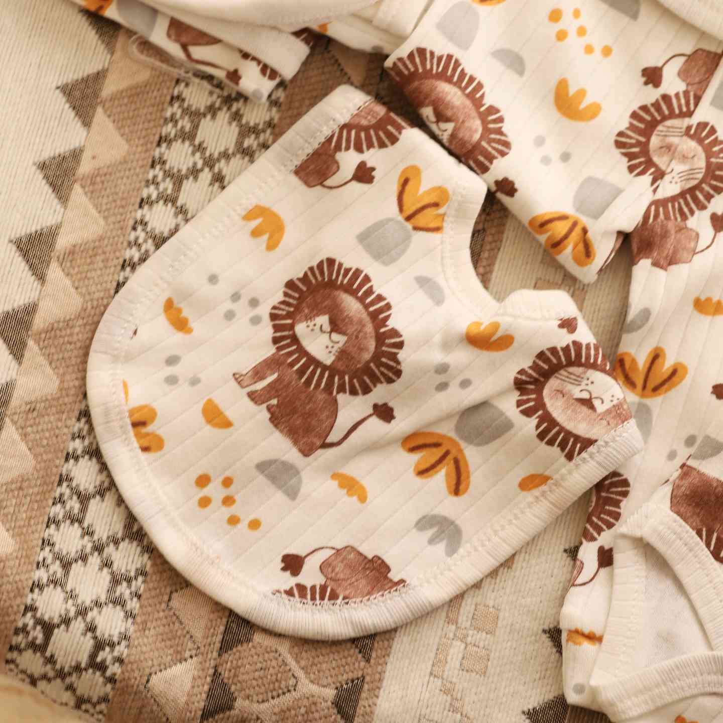 سيت قطني ناعم مؤلف من سبع قطع                                     القياسات المتوفرة من عمر (يوم-سنة)                                 يوجد توصيل لجميع محافظات العراق                                   السعر 23.000                                                    للإستفسار ***********#اطفال #ملابس #شتوي #ناعمة #ترند
