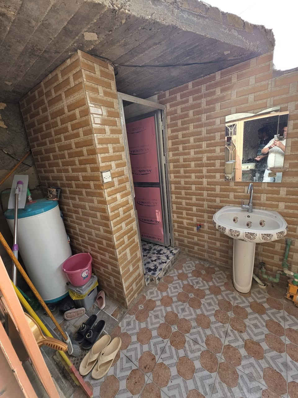 ♤ مشتمل للبيع  صب مسلح ♤🏠
💢¤طابو   ملك صرف ¤💢 
بناء حديث وشغل درجة أولى 
٢ غرفه نوم وصاله واستقبال ومطبخ ومجمع صحيات داخلي وخارجي 
الموقع  المحاويل  حي ابو سديره
المساحة 》👈》100 متر ركن على اربعه شوارع 
واجه 》👈》10 متر 
نزال 》👈》10 متر 
عرض الشارع 》👈》10متر 
السعر 》》48 مليون بيع مستعجل 
للاستفسار اكثر الاتصال على الارقام التاليه 📞📞
***********  - ***********
او زياره مكتب  المحامي العقاري علي راجي العلواني
