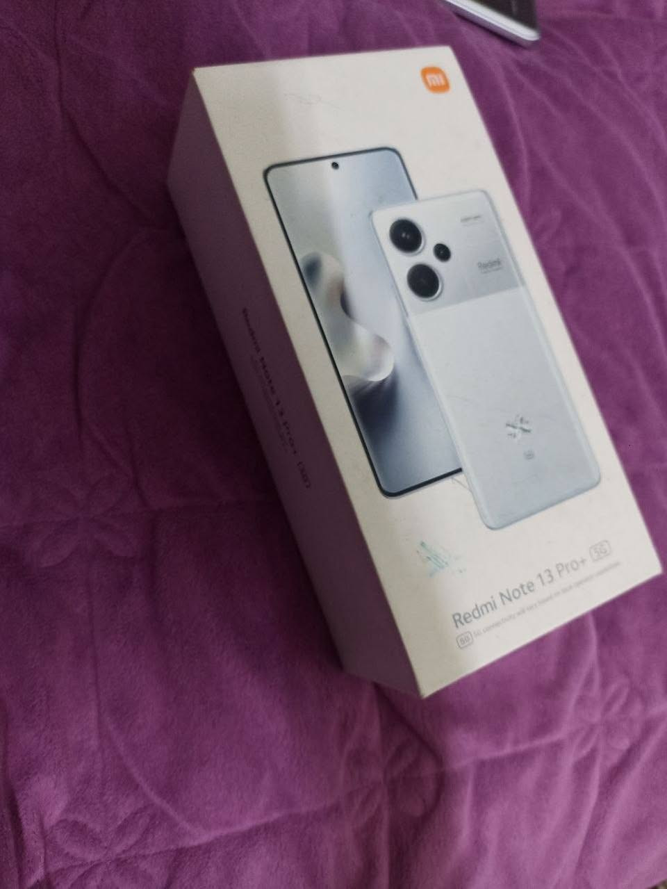 🌟 جهاز Redmi Note 13 pro plus
نسخة خاصة قليل اكو منه 

الشاشة: منحنية، مذهلة (1.5K)، وسلسة جداً (120Hz) وتحت الشمس إضاءتها قوية.

الأداء: معالج قوي وممتاز للألعاب وببجي، والحرارة فيه مستقرة. )90 فريم سلسل نقطة تقطيع ماكو 

الكاميرا: أساسية خرافية بدقة 200 ميجابكسل وتصويرها ثابت بفضل المثبت البصري (OIS).

الشحن والبطارية: بطارية ضخمة والأهم هو الشاحن الأسطوري بقوة 120 واط (يفول الجهاز بـ 19 دقيقة).

الميزة التنافسية: مقاوم للماء والغبار بمعيار رسمي كامل (IP68)، وهالشيء نادر بفئته السعرية.

المميزات (نقاط القوة)

تصميم فخم بظهر زجاجي منحني وشاشة محمية بأقوى زجاج (Victus).

سرعة شحن خارقة والشاحن يجي كامل داخل العلبة.

مساحة تخزين ضخمة (512 جيجابايت).

بصمة سريعة مدمجة تحت الشاشة 

ملاحظة هذا نسخة خاصة 

مع كفرات ثنين ..

((السعر 340 الف ))


**إذا كنت صاحب هذا الإعلان وتريد حذفه لأي سبب، رجاءا أرسل رسالة إلى الدعم الفني**