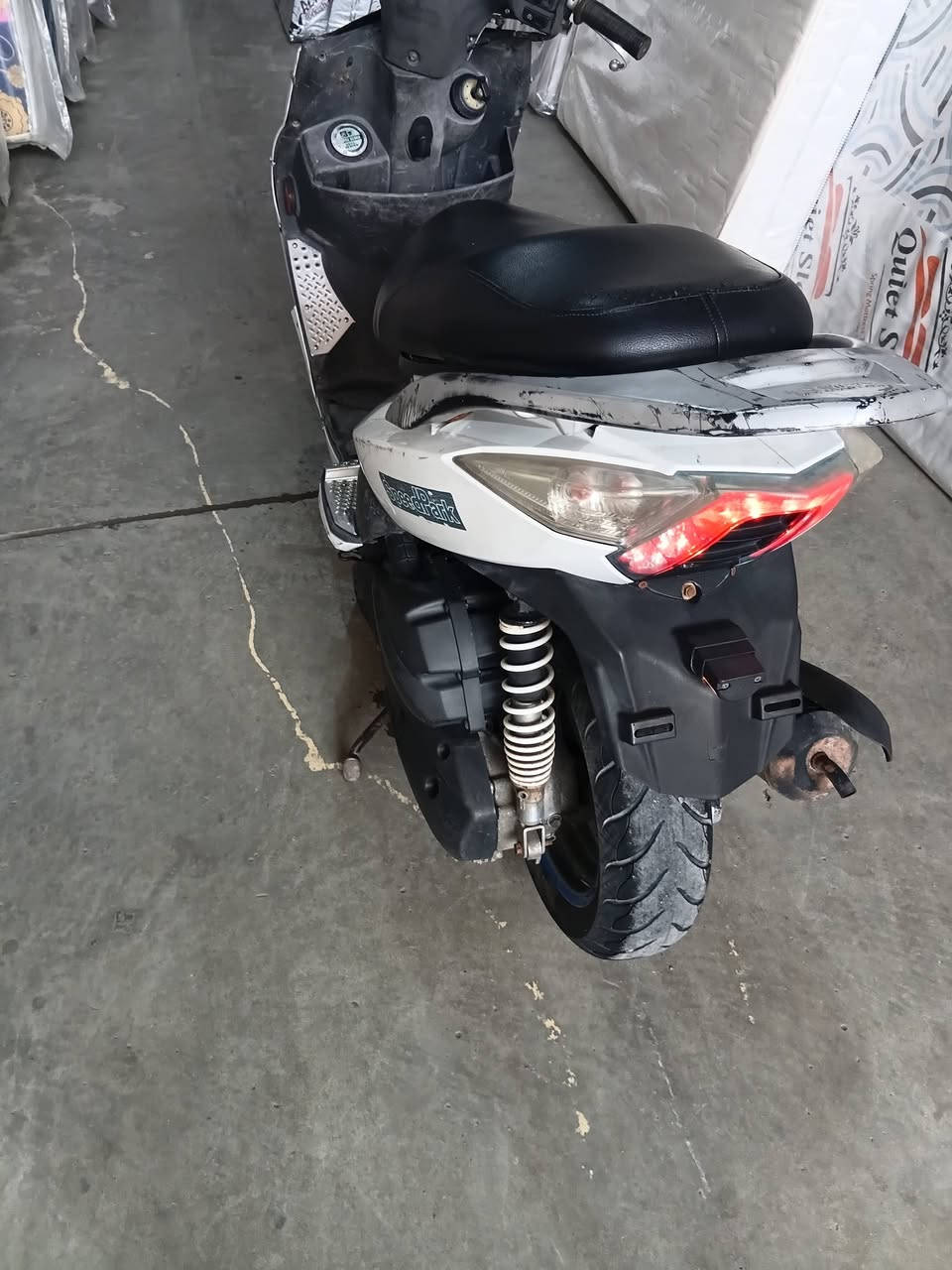 سلام عليكم دراجه كموكو  دراجه مكينته  كلش حلو كهراياته كله شغاله سلف كلوبات هورن كله شغال سعره ٣٥٠ الف ***********
